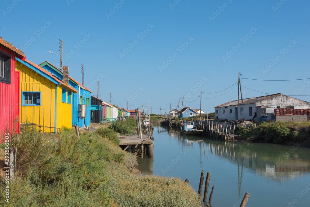 canal d'eau à Saint-Trojan-Les-Bains à Oléron avec des maisons de pêcheurs colorées vers un canal