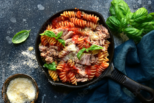 Foto Fusilli pasta with tuna in tomato sauce