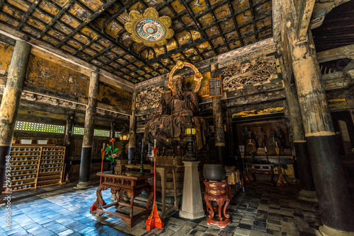 Kencho-ji temple 建長寺 Butsuden Hall Jizo Bosatsu statue 仏殿内. Ceiling ornaments of the Momoyama period style. Kamakura, Kanagawa Prefecture. Japan