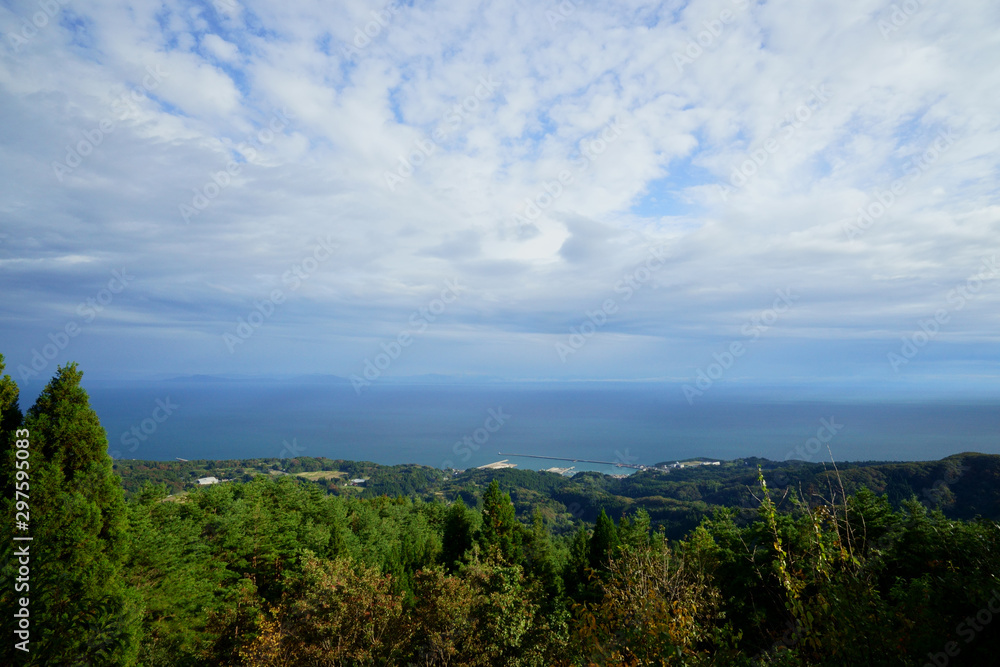 佐渡天狗塚公園、高台からの街並みと対岸の風景