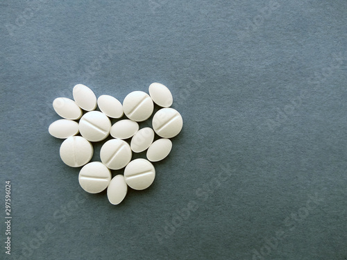Obraz na płótnie photo white pills on a blue background w salonie