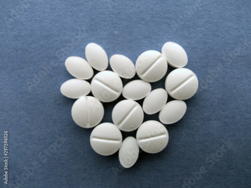 Obraz na płótnie photo white pills on a blue background w salonie
