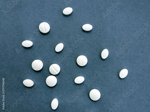 Obraz na płótnie photo white pills on a blue background w salonie