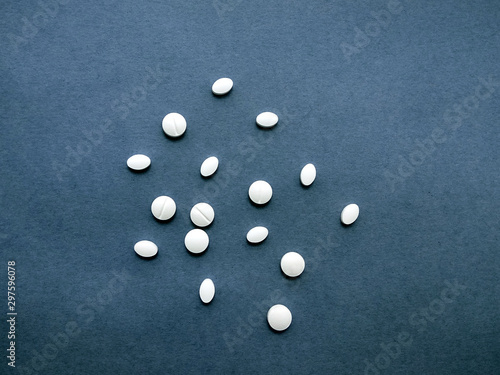 Obraz na płótnie photo white pills on a blue background w salonie