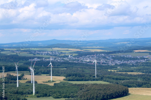 Blick über die Eifel Landschaft und Winkrafträder aus dem Flugzeug bei gutem Wetter