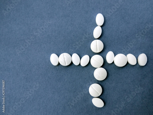 Obraz na płótnie photo white pills on a blue background w salonie