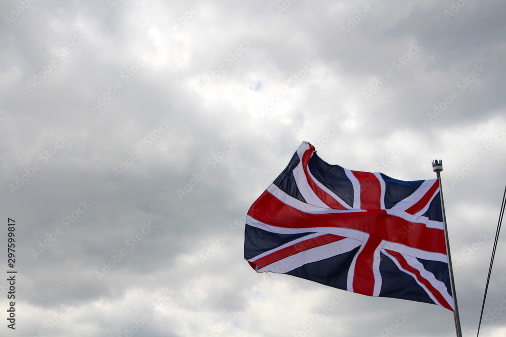 Flagge von Großbritannien im Wind bei schlechtem Wetter