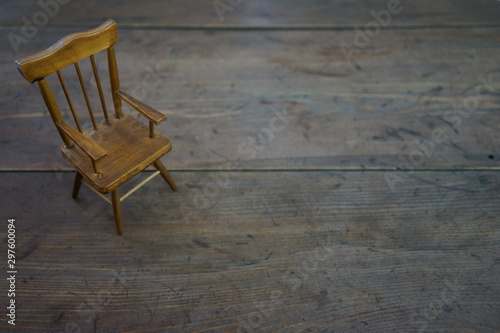 まるで教室のような、ちゃぶ台の上の小さな木製の椅子 © ZUN