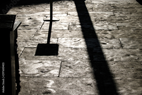 Ombres portées sur sol d'une église