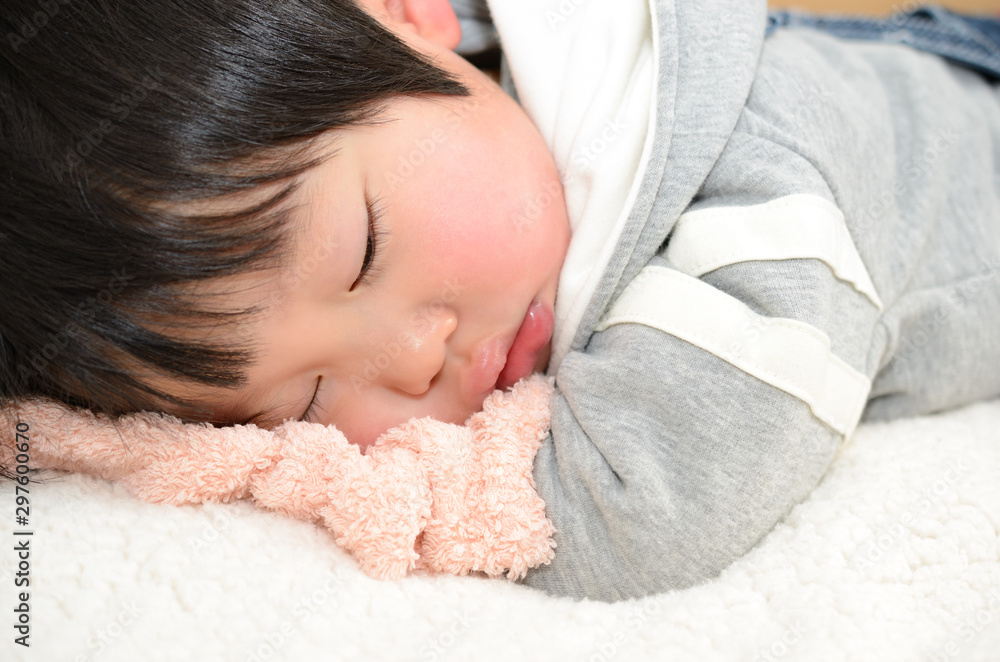 お昼寝する子供 お昼寝する子供