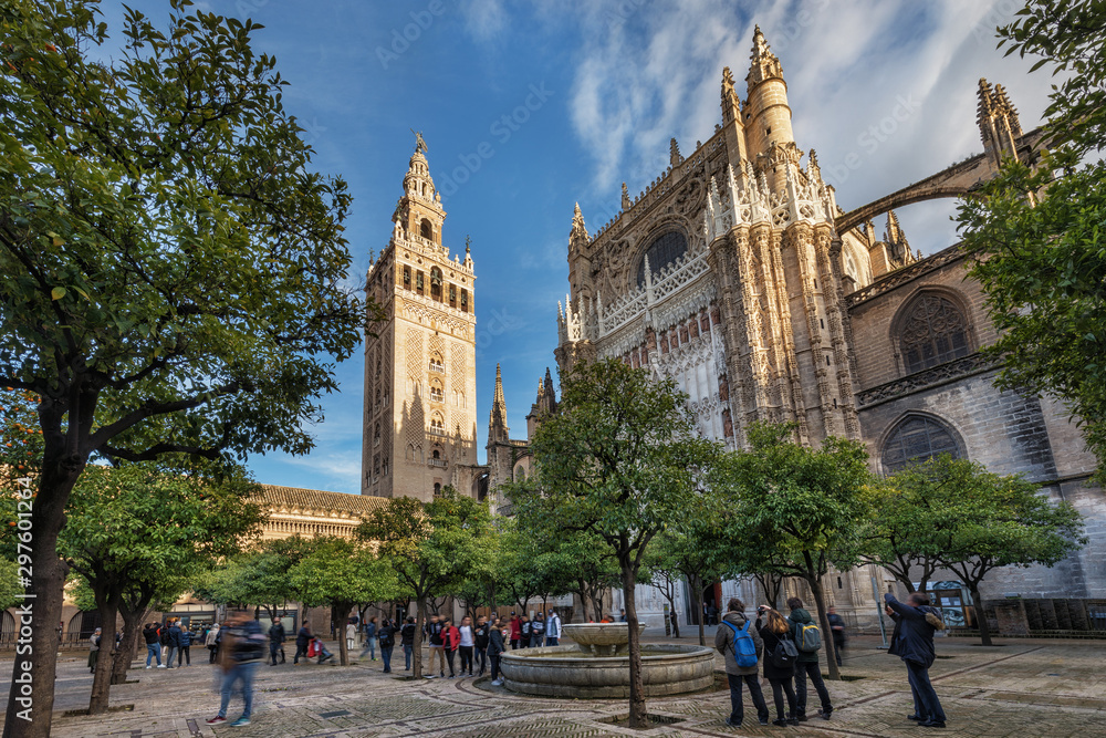 Fototapeta premium Giralda, katedra, Patio de los Naranjos, Sewilla, Hiszpania