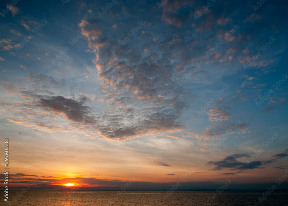 Obraz premium Dramatic sunset over water