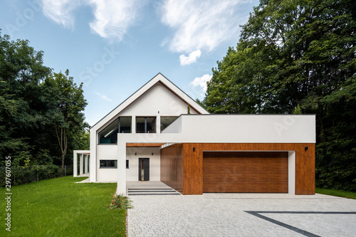 New house with cobblestone driveway © Dariusz Jarzabek