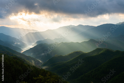 奈良　野迫川村の雲海と光芒　秋の景色