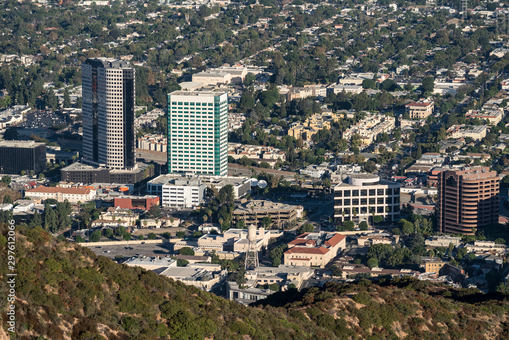 Obraz premium Mountaintop view of the Burbank Media District in the San Fernando Valley area of Los Angeles, California.