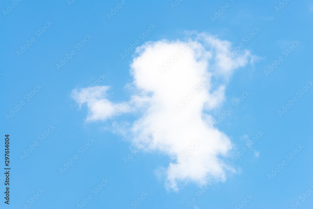 Wolken am Himmel die wie Gesichter aussehen (Pareidolie) - obrazy, fototapety, plakaty 