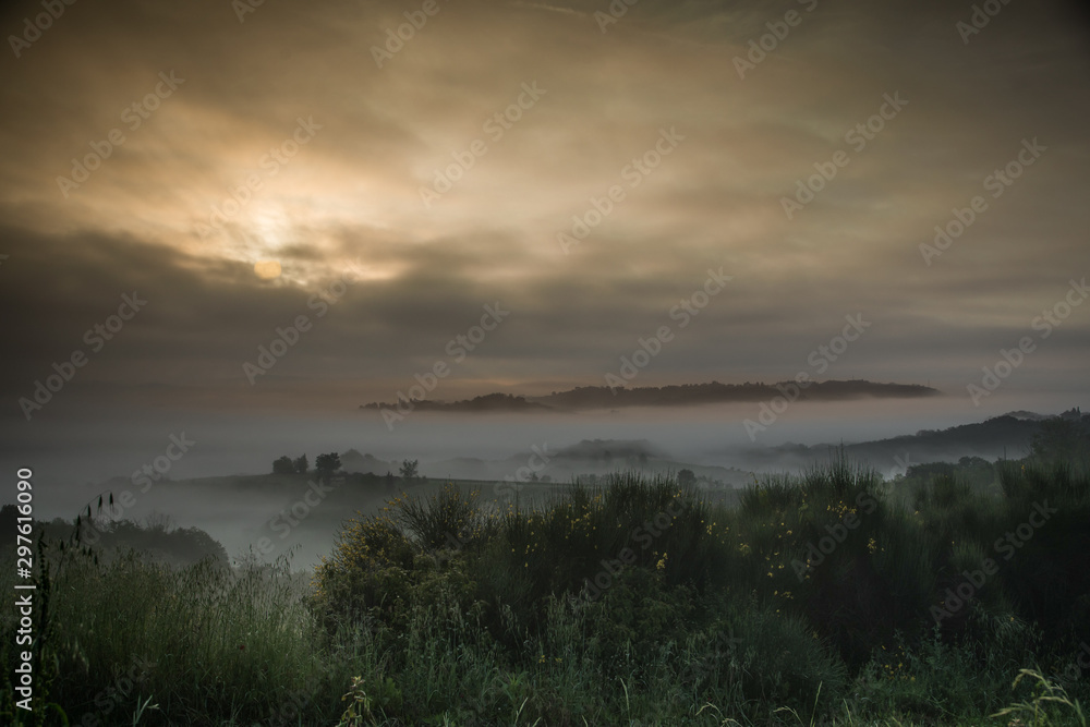 Sonnenaufgang mit Nebel  in der Toskana, Italien
