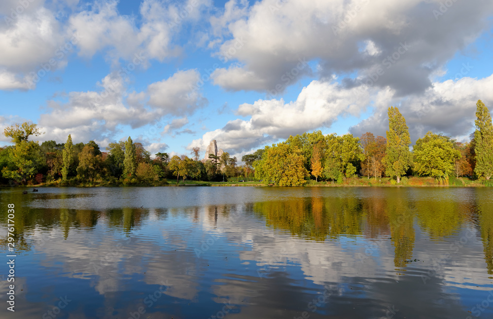 Fototapeta premium Daumesnil lake in Paris city