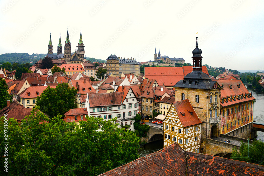 Obraz premium Bamberg Altstadt Obere Brücke Regnitz Weltkulturerbe Fachwerk Panorama Residenzschloss Geyerswörth Turm Aussicht Kirche Dom Kloster Dächer Brücke Regnitzarm Altes Rathaus Franken Geschichte