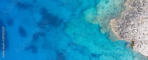 Panel kuchenny z motywem An aerial view of the beautiful Mediterranean sea, where you can se the rocky textured underwater corals and the clean turquoise water of blue lagoon Agia Napa