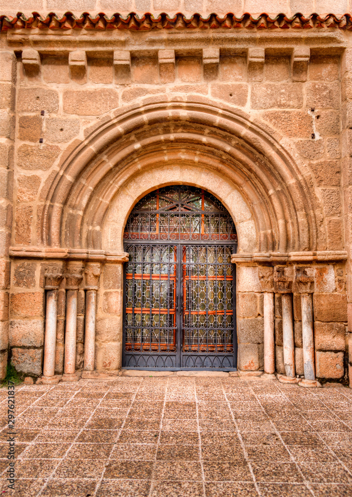 Porte romane de l'église Sainte Eulalie à Mérida, Espagne