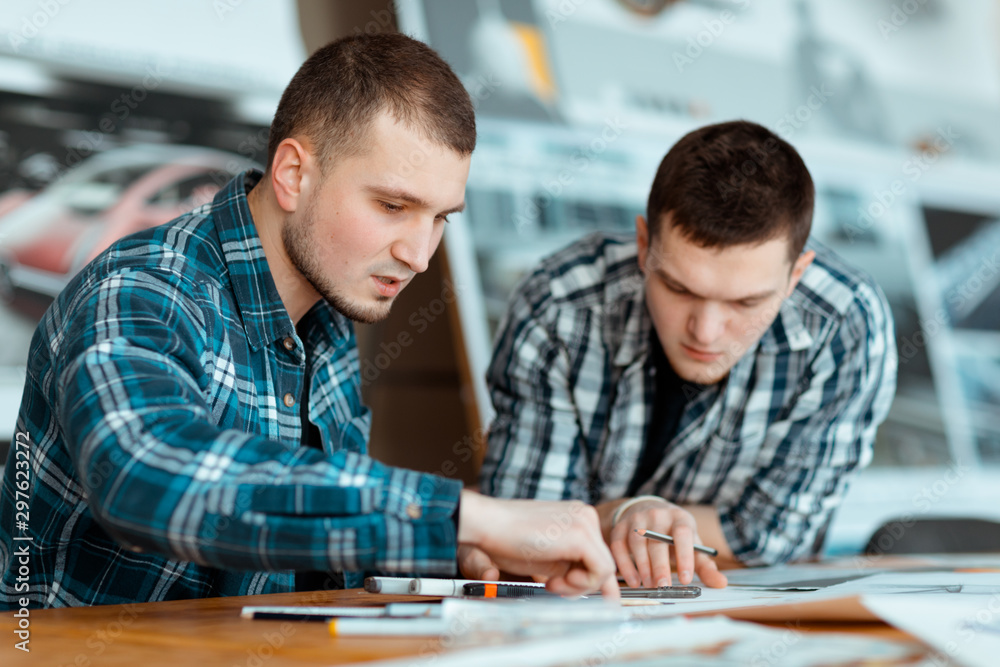 Obraz premium Two engineers working together on a new design.