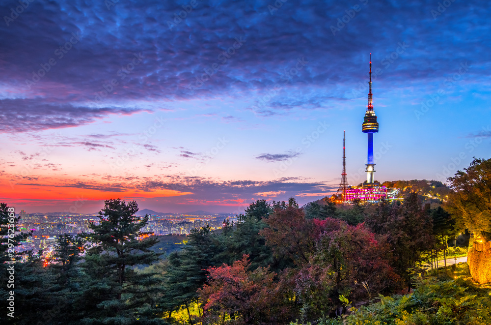Obraz premium namsan tower at sunset in seoul city south korea