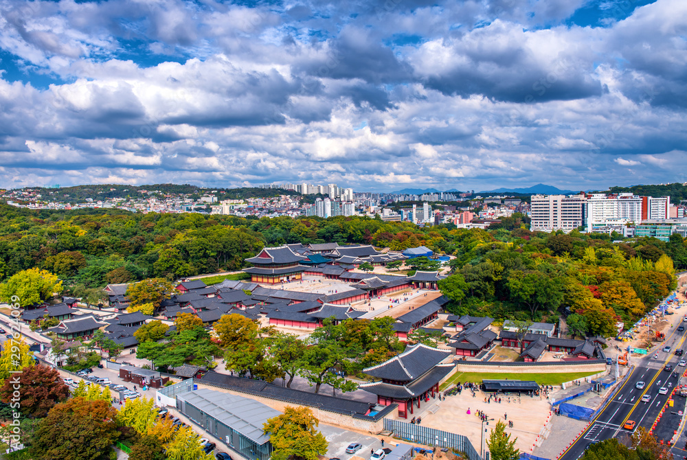 Obraz premium view of changgyeonggung palace in autumn at seoul city south korea