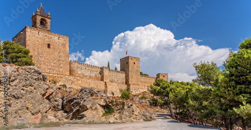 Wallpaper Mural Weg zum Festungshügel Alcazaba in Antequera Andalusien Torontodigital.ca