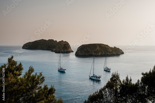 Veleros en islas Malgrats vistas desde un mirador