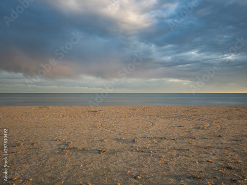 Atardecer de oto  o en la playa