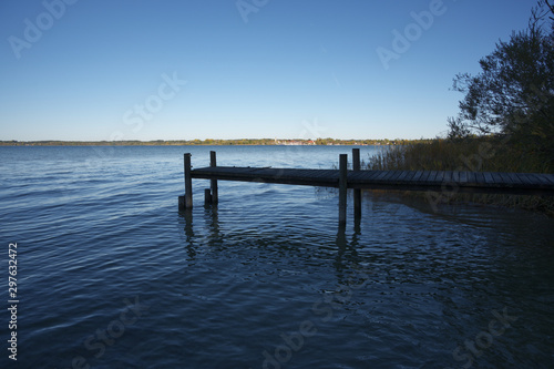 Herbsttag mit blauem Himmel am Chiemsee in Bayern