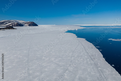 Obraz na płótnie Bylot Island near Pond Inlet, Nunavut, Canada w salonie