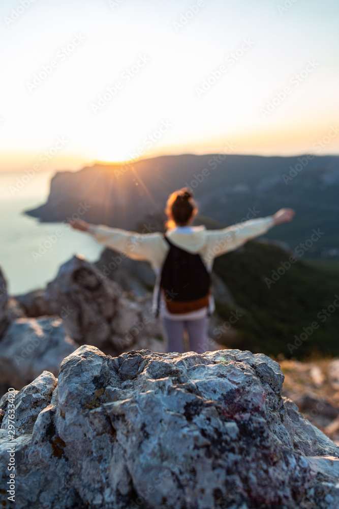 Obraz premium Woman on a rock