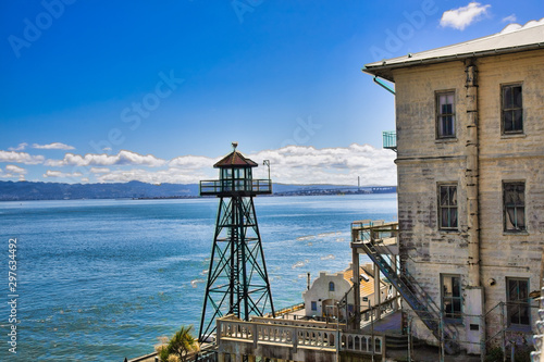 Cuadro en lienzo Tower and building at Alcatraz overlooking San Francisco Bay
