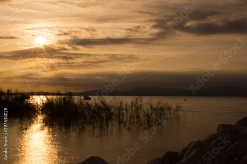 Langzeitbelichtung mit Graufilter - Sonnenuntergang am Gardasee