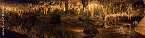 Fotografering Mirrored pool at Luray Caverns