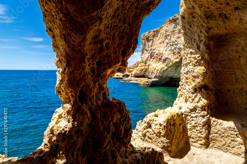 Fenêtre dans la roche Algar Seco Carvoeiro à l'Algarve au Portugal photo