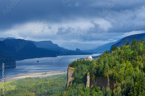 Fotografie, Obraz View of the Columbia River Gorge and Crown Point and the Vista House from Portland Women's Forum viewpoint