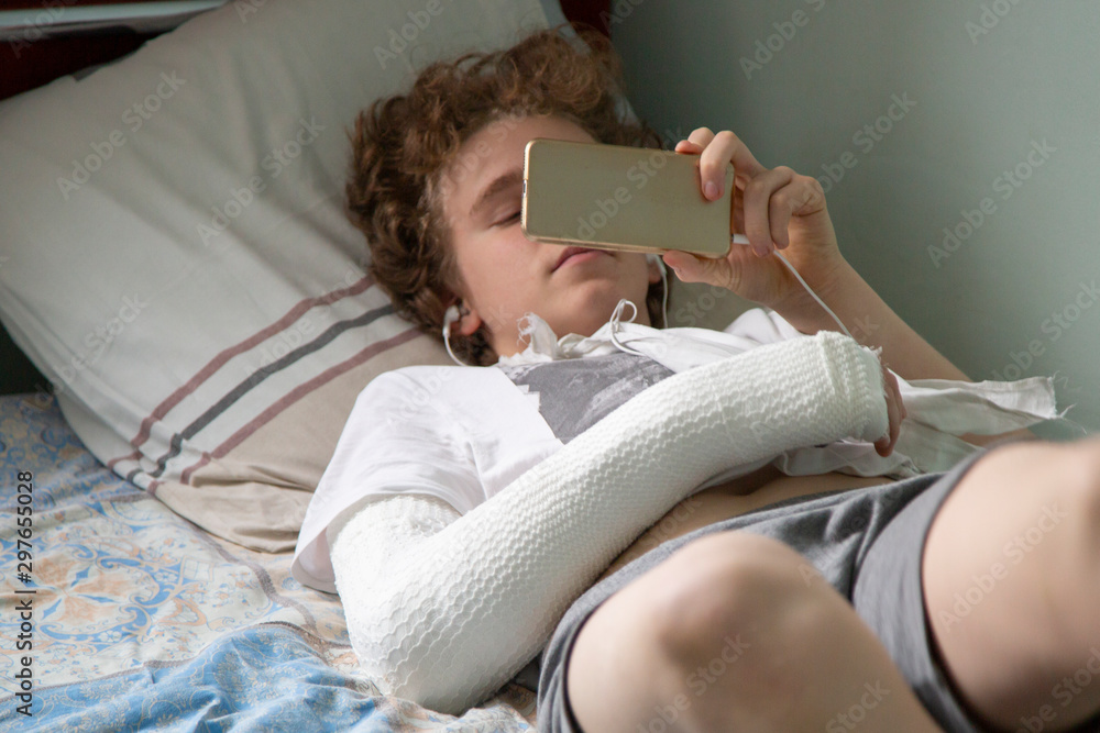 Fototapeta premium A patient with a broken arm is lying in hospital on a bed.