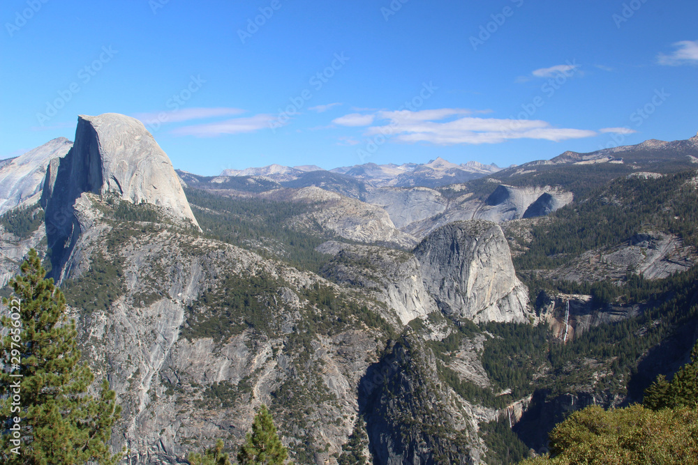 Fototapeta premium Glacier Point, an overlook with a commanding view of Yosemite Valley, Half Dome and Yosemite Falls