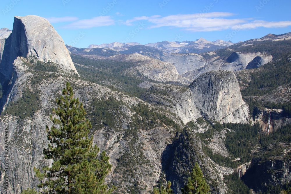 Obraz premium Glacier Point, an overlook with a commanding view of Yosemite Valley, Half Dome and Yosemite Falls