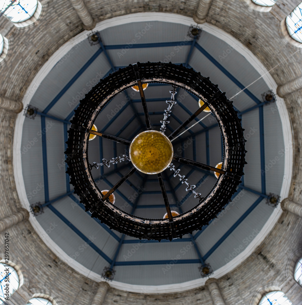 Naklejka premium Lamp and ceiling inside a church