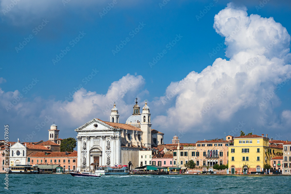 Blick auf die Kirche Santa Maria del Rosario in Venedig, Italien