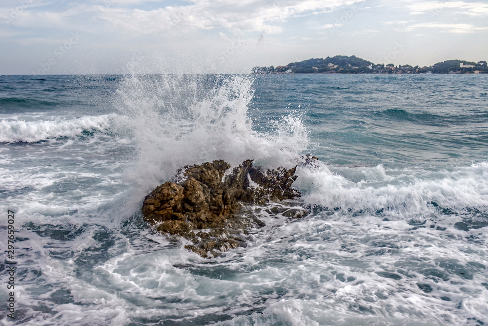 coup de mer et vague sur un rocher