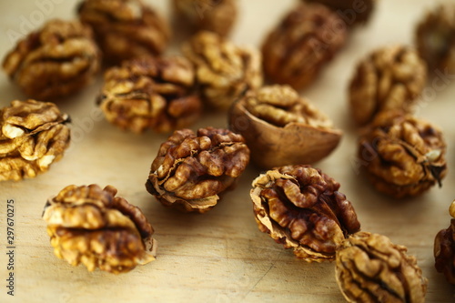 peeled whole kernels of walnuts harvest © Elroi