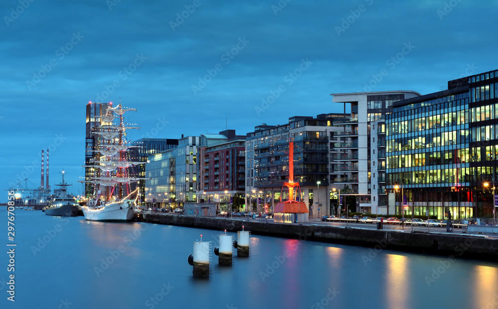Fototapeta premium Wieczorny widok Canal Grande na Dublin w pochmurny dzień. Irlandzki nowoczesny krajobraz miasta z doków na rzece Liffey
