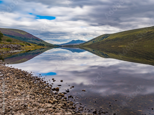 Achnasheen / Szkocja - 27 sierpień 2019: Loch a' Chroisg w letni zachmurzony dzień photo