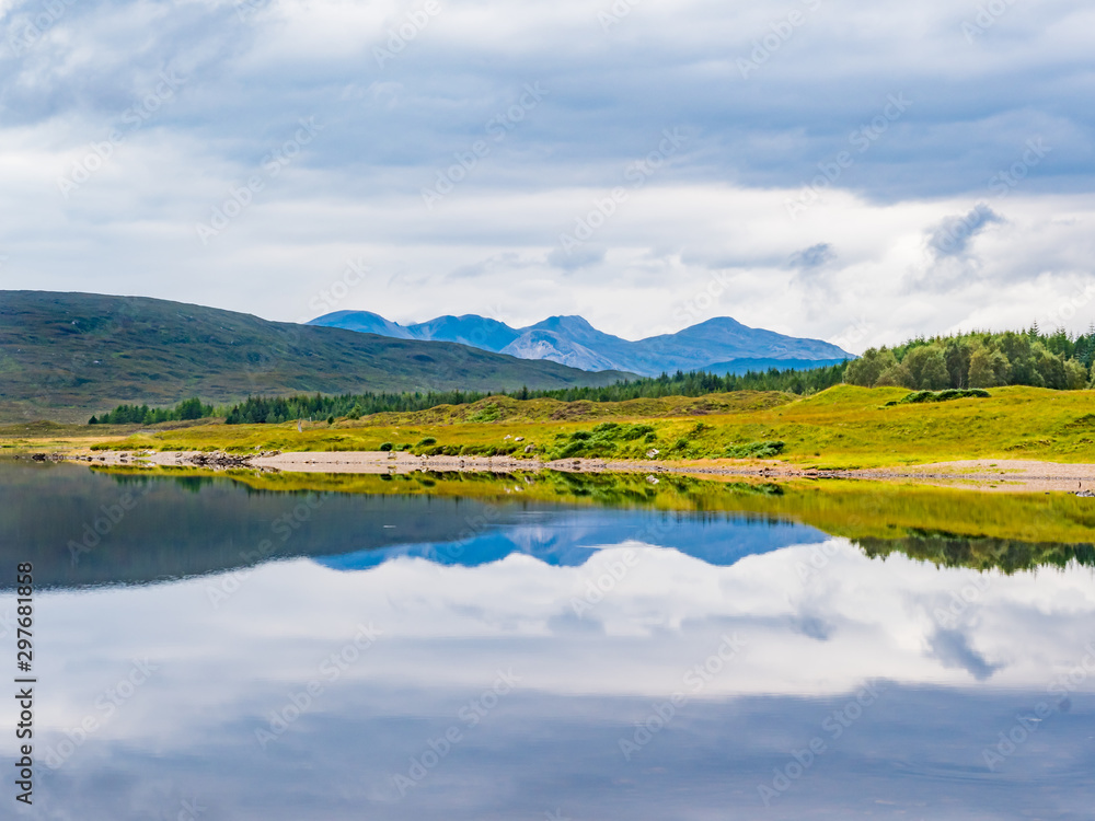 Achnasheen / Szkocja - 27 sierpień 2019: Loch a' Chroisg w letni zachmurzony dzień