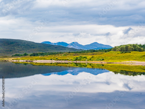 Achnasheen / Szkocja - 27 sierpień 2019: Loch a' Chroisg w letni zachmurzony dzień © Adam Wrobel